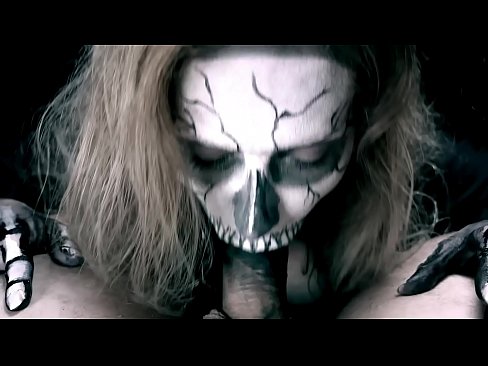 ❤️ Demon djevojka siše kurac svojim crnim ustima i guta spermu. ☑ Seks na hr.teencumpot.ru ️❤